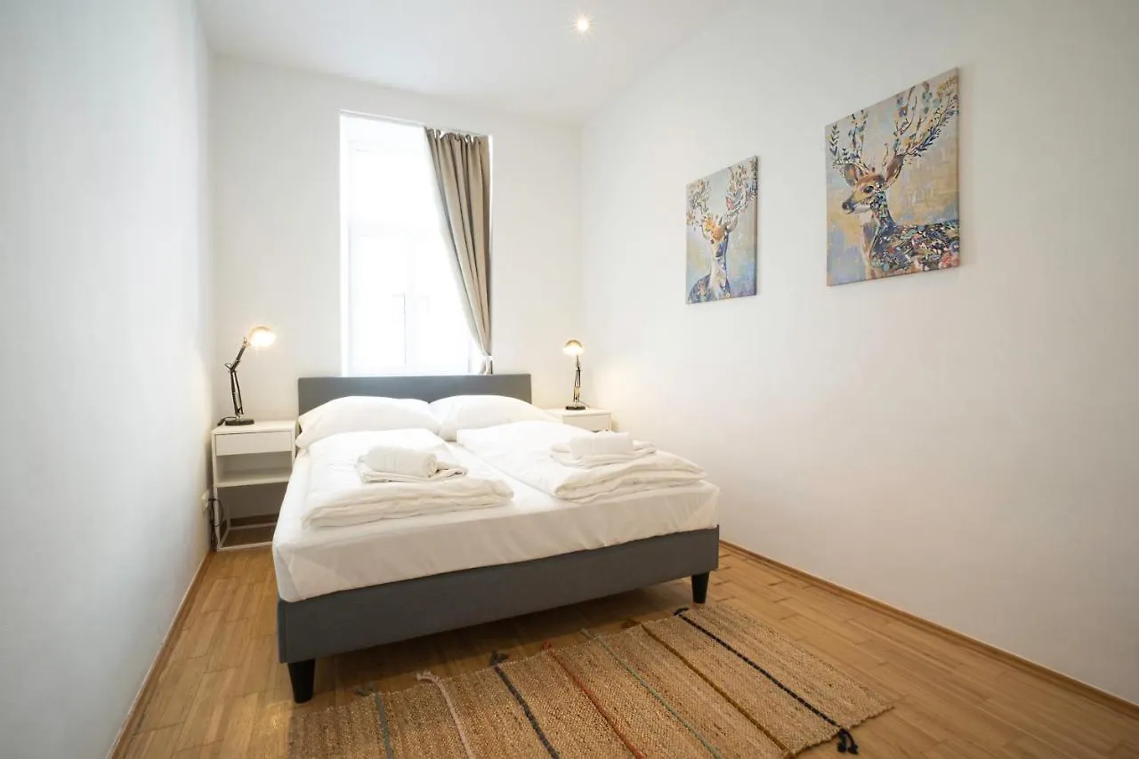 Chic Newly-Renovated Apartment Steps From Subway In Vienna'S Hernals District  维也纳