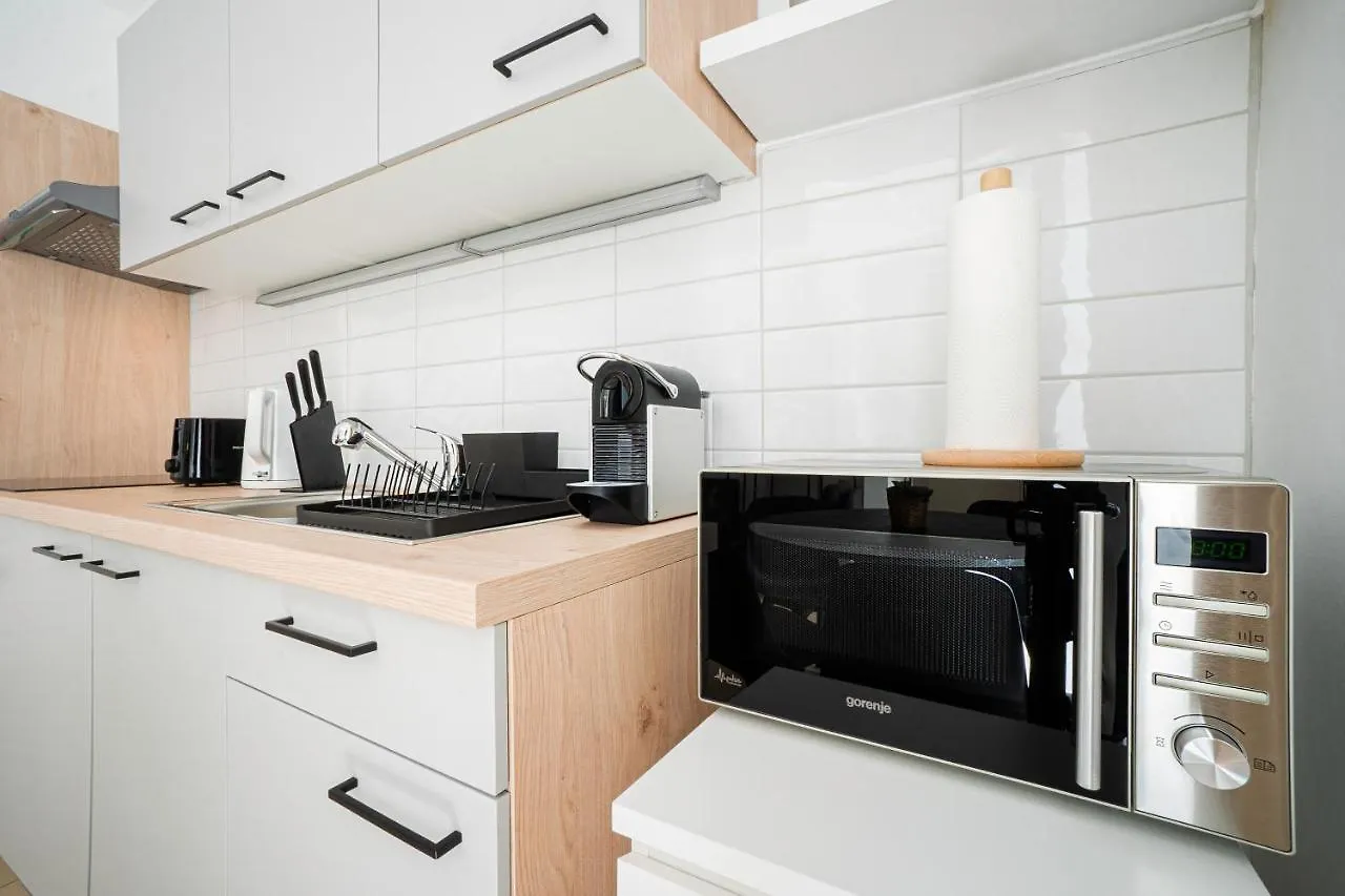Chic Newly-Renovated Apartment Steps From Subway In Vienna'S Hernals District