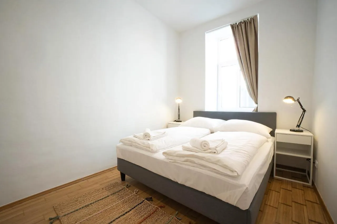 Chic Newly-Renovated Apartment Steps From Subway In Vienna'S Hernals District 奥地利