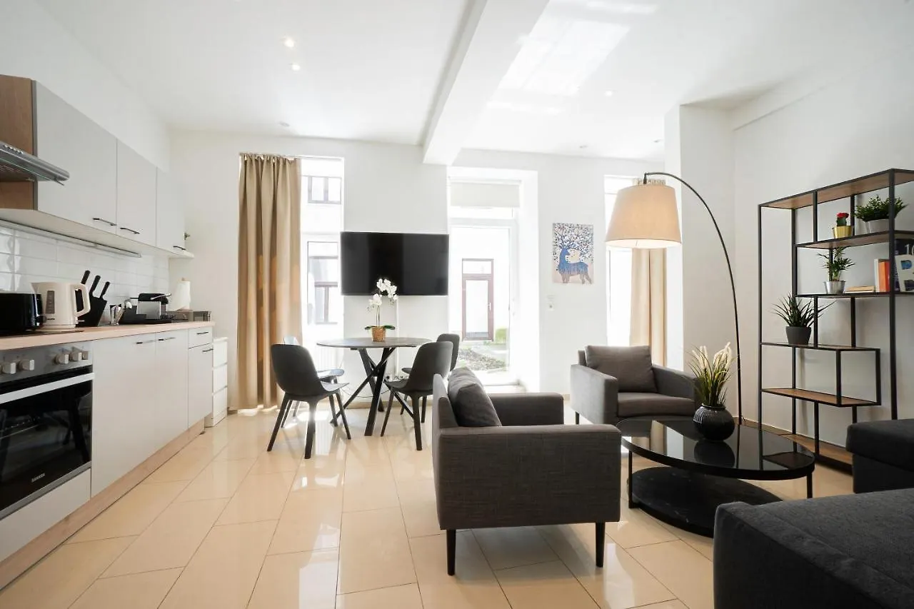 Chic Newly-Renovated Apartment Steps From Subway In Vienna'S Hernals District