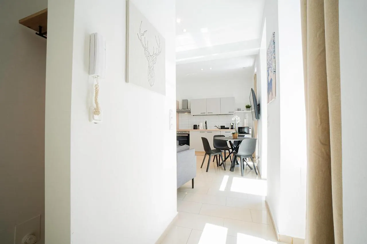 Chic Newly-Renovated Apartment Steps From Subway In Vienna'S Hernals District Vienne