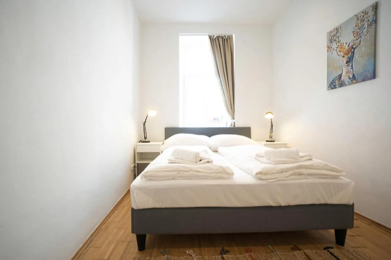 Chic Newly-Renovated Apartment Steps From Subway In Vienna'S Hernals District